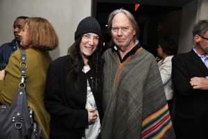 Patti Smith entrevista a Neil Young en relación con "Waging Heavy Peace"