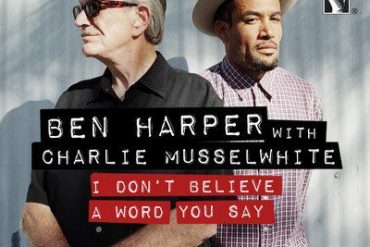 Ben Harper y Charlie Musselwhite interpretan I don't believe a word you say del disco Get Up