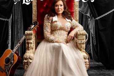 Loretta Lynn rinde tributo a las mujeres en el country con Still Woman Enough