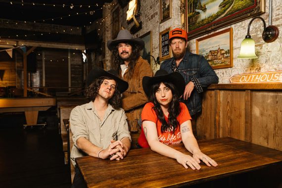 Caitlin Harnett and The Pony Boys debutan con Late Night Essentials