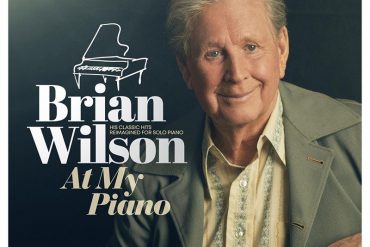 Brian Wilson destripa su cancionero de Beach Boys al piano en At My Piano