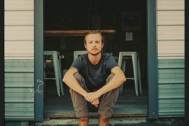 Miles Miller, batería de Sturgill Simpson, anuncia álbum debut llamado Solid Gold