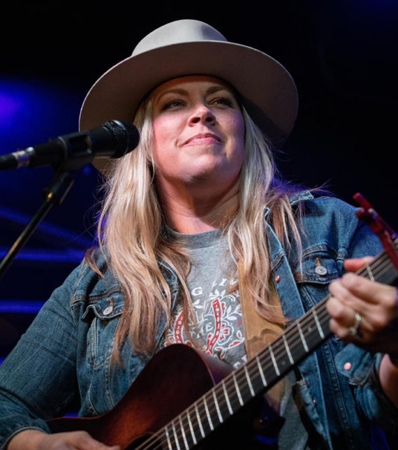 Courtney Patton tiene nuevas canciones