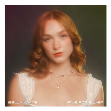 Bella White lanza nuevo EP de versiones con Five For Silver